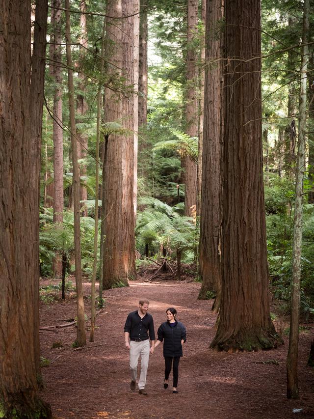 Romantis, Meghan Markle pinjam puff jacket Pangeran Harry