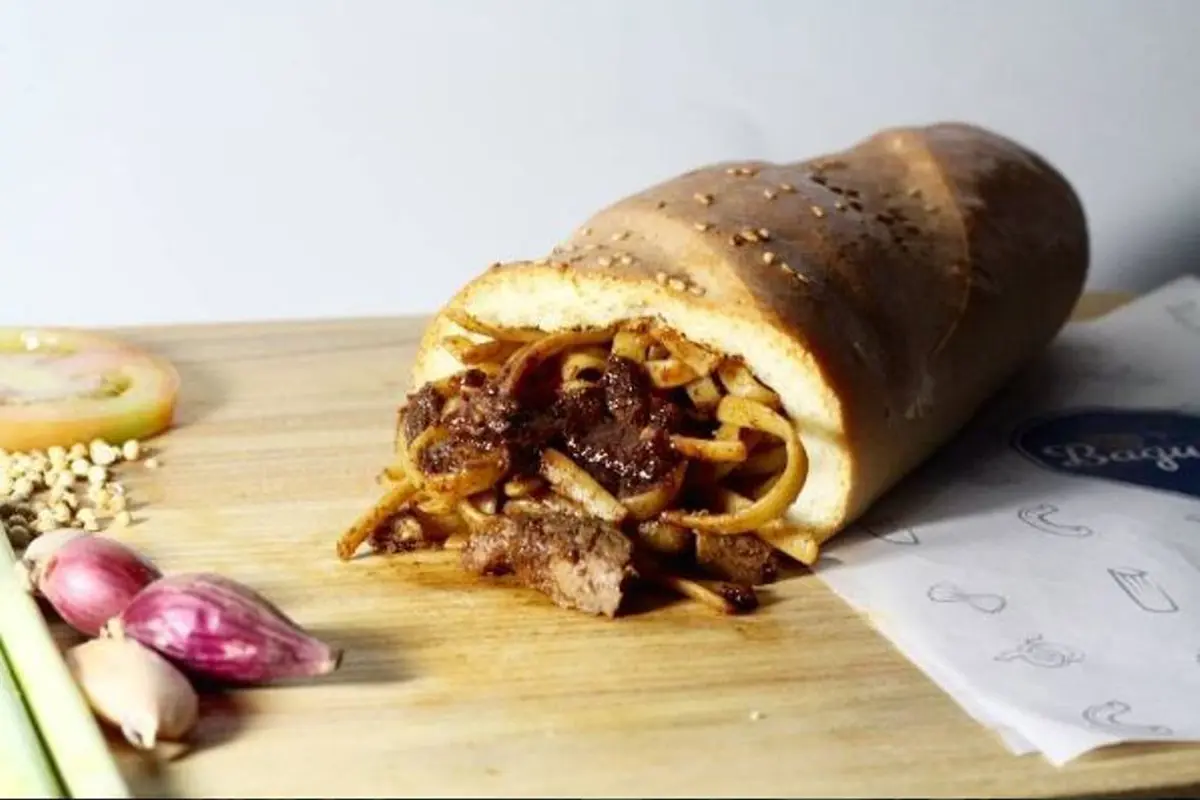 Menikmati Sepotong Roti dengan Isi Pasta, Mau Coba?