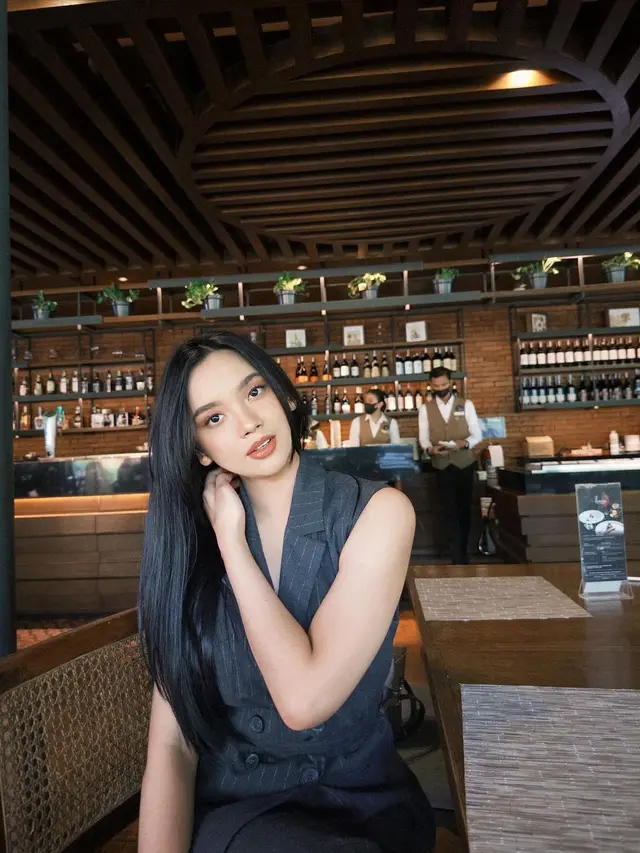 Model Rambut Wanita Panjang Lurus, Inspirasi dari Sandra Dewi sampai Titi Kamal