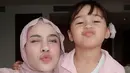 <p>Hal tak mengenakkan sedang dialami selebgram Aghnia Punjabi. Putri satu-satunya Baby Cana dianiaya oleh pembantunya hingga meninggalkan banyak memar di tubuh. Aghnia Punjabi sering terlihat tampil kompak dengan Baby Cana, seperti terlihat di foto ini. Keduanya tampil gemas memperlihatkan duck face mengenakan outfit berwarna pink. [Foto: Instagram/emyaghnia]</p>