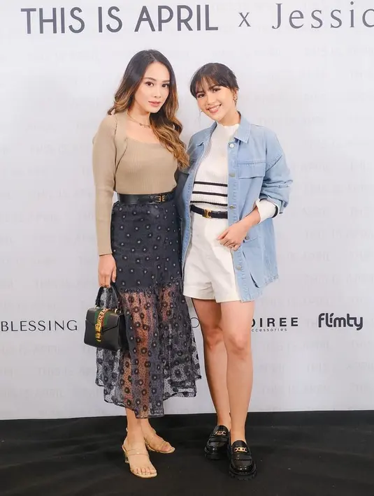 Motif floral tak selamanya harus ramai. Seperti gaya Merdi Octav dengan rok bunga hitam putih aksen menerawang. Yang dipasangkan dengan atasan knit warna cokelat. [Foto: Instagram @merdioktav]