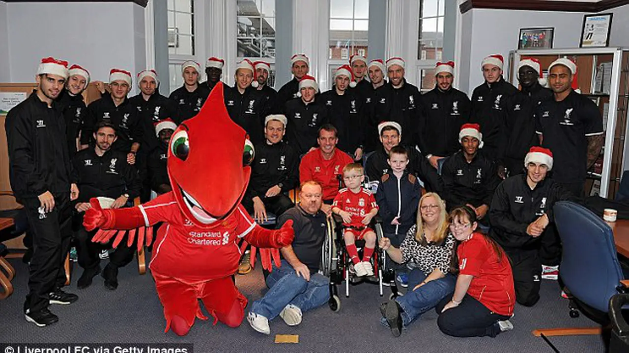 Jelang Natal, Liverpool Kunjungi Rumah Sakit Anak-anak 