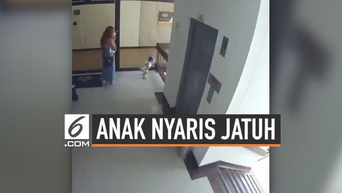 VIDEO: Detik-detik Ibu Selamatkan Anaknya Nyaris Jatuh dari Lantai Atas