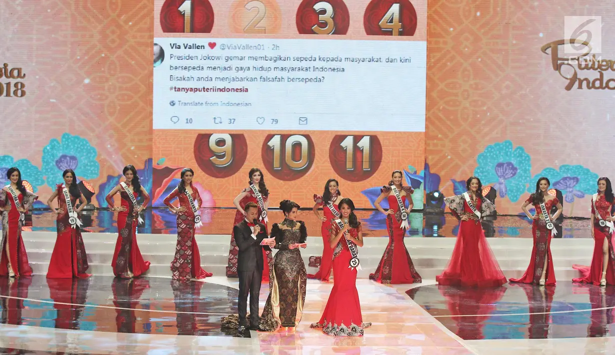 Finalis Puteri Indonesia asal Kalimantan Barat menjawab pertanyaan dari Twitter Via Vallen pada Malam Puncak Puteri Indonesia 2018 di JCC, Jakarta, Jumat (9/3). (Liputan6.com/Herman Zakharia)