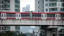 Gerbong kereta Light Rail Transit (LRT) terparkir di jalur Dukuh Atas, Jakarta, Kamis (17/2/2022). LRT Jabodebek direncanakan akan beroperasi sebagai moda transportasi umum mulai tanggal 17 Agustus 2022. (Liputan6.com/Faizal Fanani)