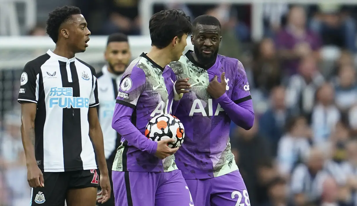 Tanguy Ndombele. Memasuki musim ketiganya bersama Tottenham Hotspur usai didatangkan dari Lyon pada 2019/2020, ia telah tampil dalam 81 laga dengan mencetak 10 gol dan 8 assist. Nilai pasarnya pun turun dari 50 juta euro menjadi 45 juta euro atau setara Rp.740 miliar. (AP/Jon Super)