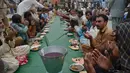  Roti dan kari khas Pakistan sebagai menu buka puasa bersama. Para peserta berdoa bersama sebelum acara buka puasa bersama dimulai, Quetta, Rabu (2/7/2014) (AFP PHOTO/BANARAS KHAN)