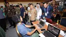 Wakil Presiden, Jusuf Kalla didampingi Ketua INASGOC, Erick Thohir berbincang dengan sejumlah jurnalis media lokal dan asing di Main Press Center (MPC) atau Media Center Asian Games di JCC, Jakarta, Selasa (14/8). (Liputan6.com/Fery Pradolo)