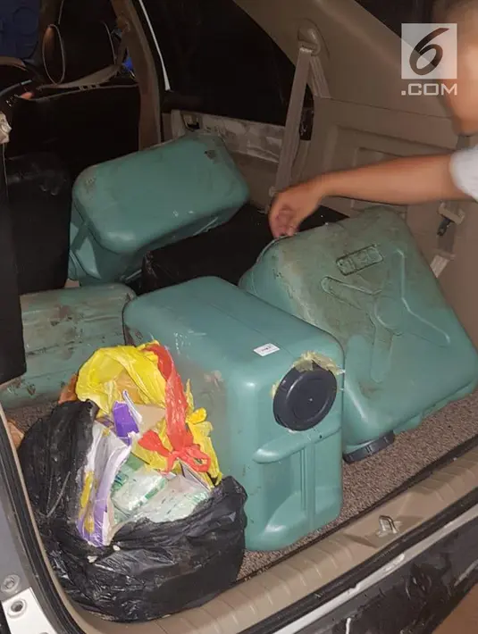 Barang bukti empat jeriken berisi narkoba jenis sabu dan ekstasi diamankan saat petugas BNN melakukan penangkapan di wilayah Dumai, Riau, Jumat (17/5/2019). Menurut BNN, narkoba tersebut diselundupkan dari Malaysia ke Indonesia. (Liputan6.com/HO/Tim BNN)