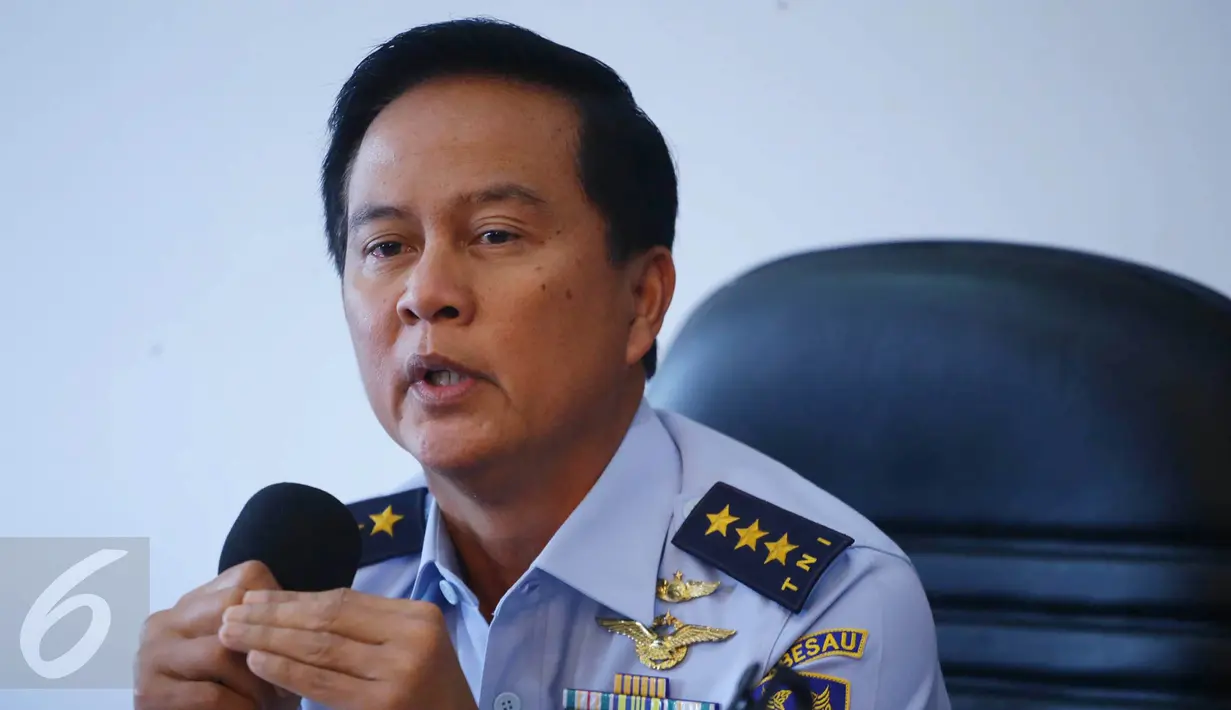 Wakasau Marsekal Madya TNI Hadiyan Sumintaatmadja saat jumpa pers di Lanud Halim Perdanakusuma, Jakarta, Minggu (18/12). Menurut Hadiyan, faktor penyebab jatuhnya pesawat Hercules TNI AU itu untuk sementara akibat cuaca buruk. (Liputan6.com/Johan Tallo)