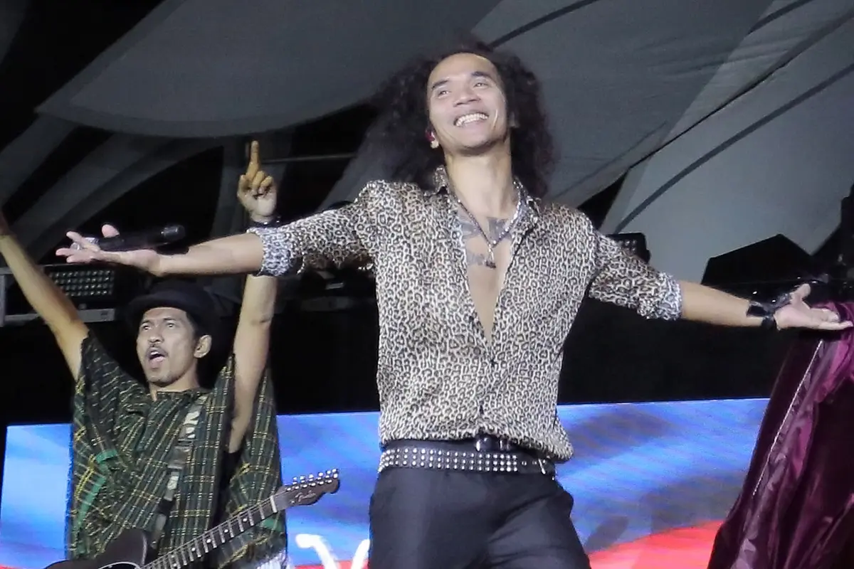Vokalis Slank, Kaka, bersama Ridho (kiri) dalam konser HUT ke-35 Slank Indonesia Now di GBK, Minggu (23/12). (Bambang Eros/Fimela)