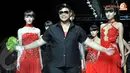 Ivan Gunawan tersenyum puas karena sukses menampilan rancangannya yang bertema Beautiful Liar dalam pagelaran busana terakbar tahun ini (Liputan6.com/ Panji Diksana).
