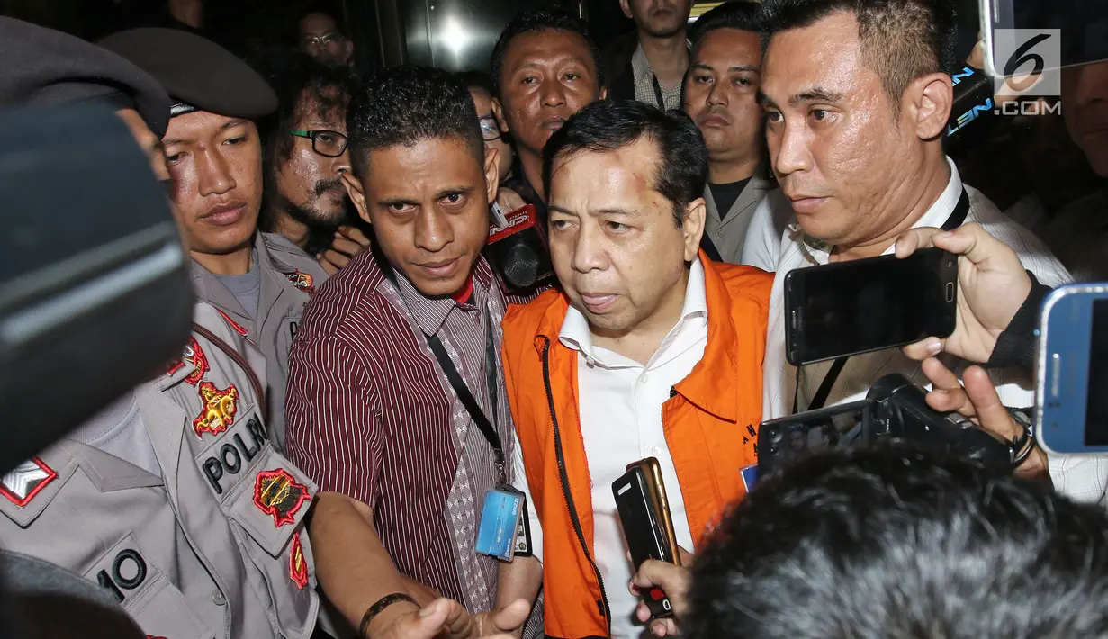 Tersangka kasus korupsi KTP Elektronik Setya Novanto memberikan keterangan usai menjalani pemeriksaan di Gedung KPK, Jakarta, Senin (20/11). Setya Novanto dibawa ke Rutan KPK setelah diperiksa perdana sebagai tersangka. (Liputan6.com/Herman Zakharia)