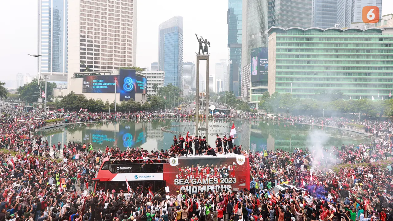 Foto: Pemandangan Menakjubkan! Begini Jadinya Ketika Bus Timnas Indonesia U-22 saat Melewati Ikon Kota Jakarta saat Kira87uara