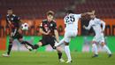 Gelandang Bayern Munchen, Joshua Kimmich, berusaha menghalau tendangan gelandang Augsburg, Carlos Gruezo, dalam laga lanjutan Liga Jerman di WWK Arena, Kamis (21/1/2021) dini hari WIB. Bayern Munchen menang 1-0 atas Augsburg. (AFP/Andreas Gebert/pool)