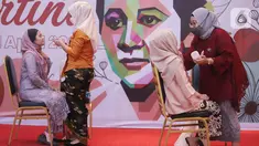Karyawan perempuan PPK Kemayoran mengikuti lomba merias wajah aat peringatan Hari Kartini di Jakarta, Kamis (21/04/2022). Peringatan hari Kartini tersebut mengangkat tema, Kartini milenial yang tangguh, mandiri dan kreatif. (Liputan6.com/Fery Pradolo)