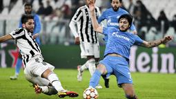 Gelandang Juventus, Manuel Locatelli berebut bola dengan penyerang Zenit St. Petersburg, Sardar Azmoun pada match day ke-4 Liga Champions di Allianz stadium, Rabu (3/11/2021) dinihari WIB. Menjamu Zenit, Juventus menang 4-2 atas Zenit. (Marco Alpozzi/LaPresse via AP)
