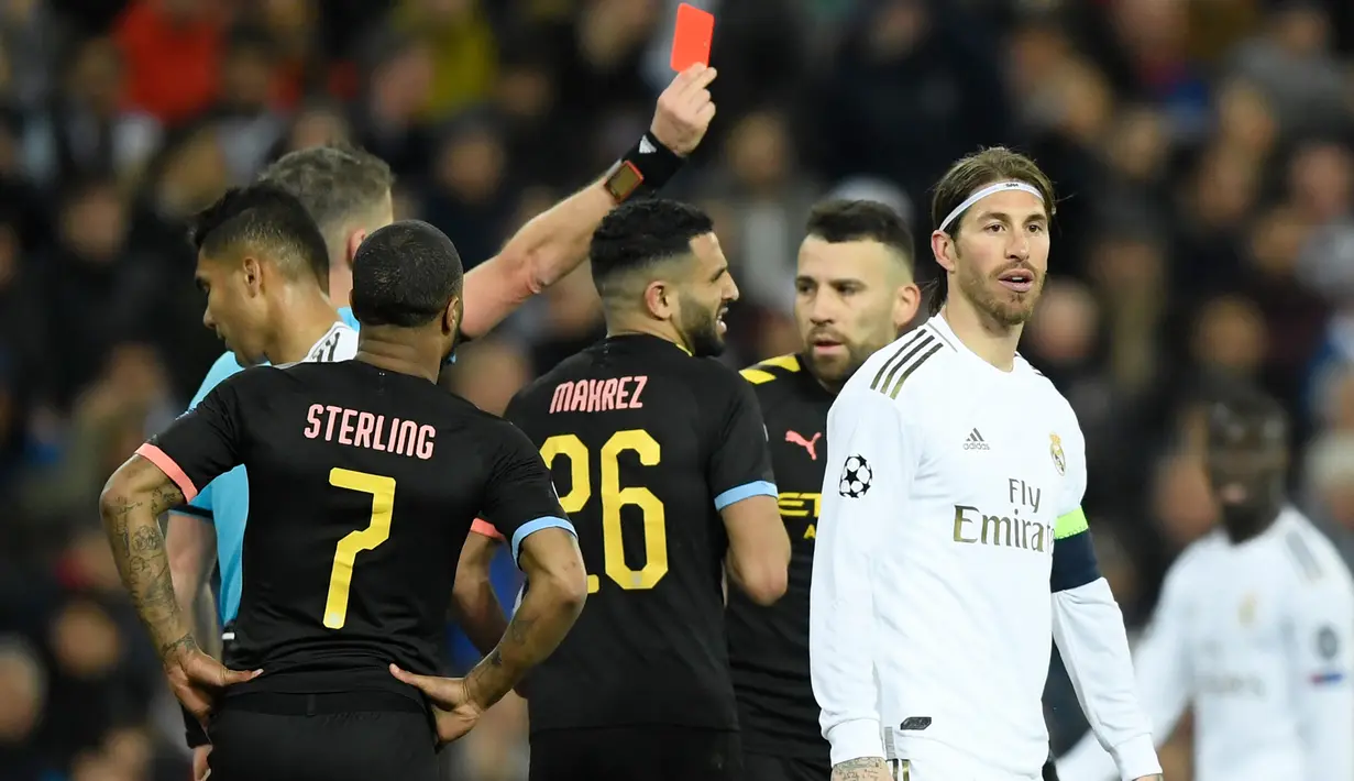 Sergio Ramos. Bek tengah Spanyol berusia 36 tahun yang sejak awal musim 2021/2022 lalu berseragam PSG usai meninggalkan Real Madrid ini tercatat sebagai satu-satunya pemain aktif dalam daftar dan besar kemungkinan masih akan menambah jumlah koleksi kartu merahnya yang kini mencapai 27 buah. Dari jumlah tersebut, 26 di antaranya didapat saat ia berseragam Real Madrid. (AFP/Oscar Del Pozo)