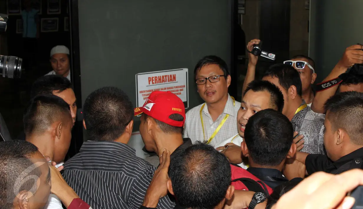 Rekan pengacara dari OCK and Associate adu dorong dengan petugas pengamanan KPK saat Yagara digiring masuk ke dalam Gedung KPK, Jakarta, Jumat (10/7). Dalam operasi tangkap tangan (OTT) di Medan, KPK menangkap 5 orang. (Liputan6.com/Helmi Afandi)