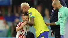 Penyerang Brasil #10 Neymar (Tengah) dihibur oleh putra gelandang Kroasia #04 Ivan Perisic setelah kalah pada perempat final Piala Dunia 2022 di Stadion Education City, Sabtu (10/12/2022) dini hari WIB. Neymar tersedu-sedu di lapangan usai Brasil disingkirkan Kroasia secara dramatis dari Piala Dunia 2022. (Adrian DENNIS / AFP)