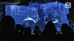 Pengunjung menyaksikan pertunjukan bawah air yang menampilkan putri duyung di Jakarta Aquarium & Safari (JAQS), Neo Soho Mall, Jakarta, Rabu (21/4/2021). JAQS menjadi salah satu lokasi alternatif warga dalam mengisi waktu jelang berbuka puasa atau ngabuburit. (merdeka.com/Iqbal S. Nugroho)
