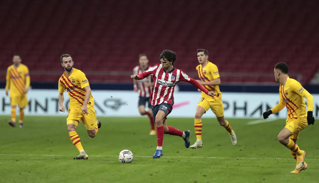 Gelandang Atletico Madrid, Joao Felix membawa bola saat bertanding melawan Barcelona pada pertandingan lanjutan La Liga Spanyol di stadion Wanda Metropolitano di Madrid, Spanyol, Sabtu (21/11/2020). Atletico menang tipis atas Barcelona 1-0. (AP Photo/Bernat Armangue)