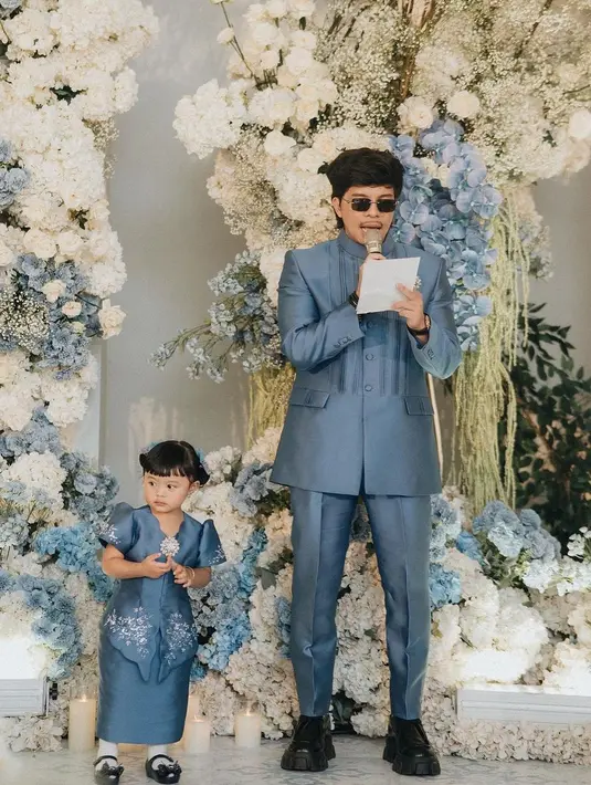 Sedangkan Azura, tampil tak kalah menarik perhatian dengan dress mini berwarna biru senada dan bando pita biru yang mungil. [Foto: Instagram/attahalilintar]