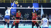 Duel Bandung bjb Tandamata koontra Jakarta Pertamina Enduro pada seri ketiga putaran pertama Proliga 2026 di GOR Sabilulungan Jalak Harupat, Kabupaten Bandung, Kamis (22/1/2026) malam. (Bola.com/Erwin Snaz)