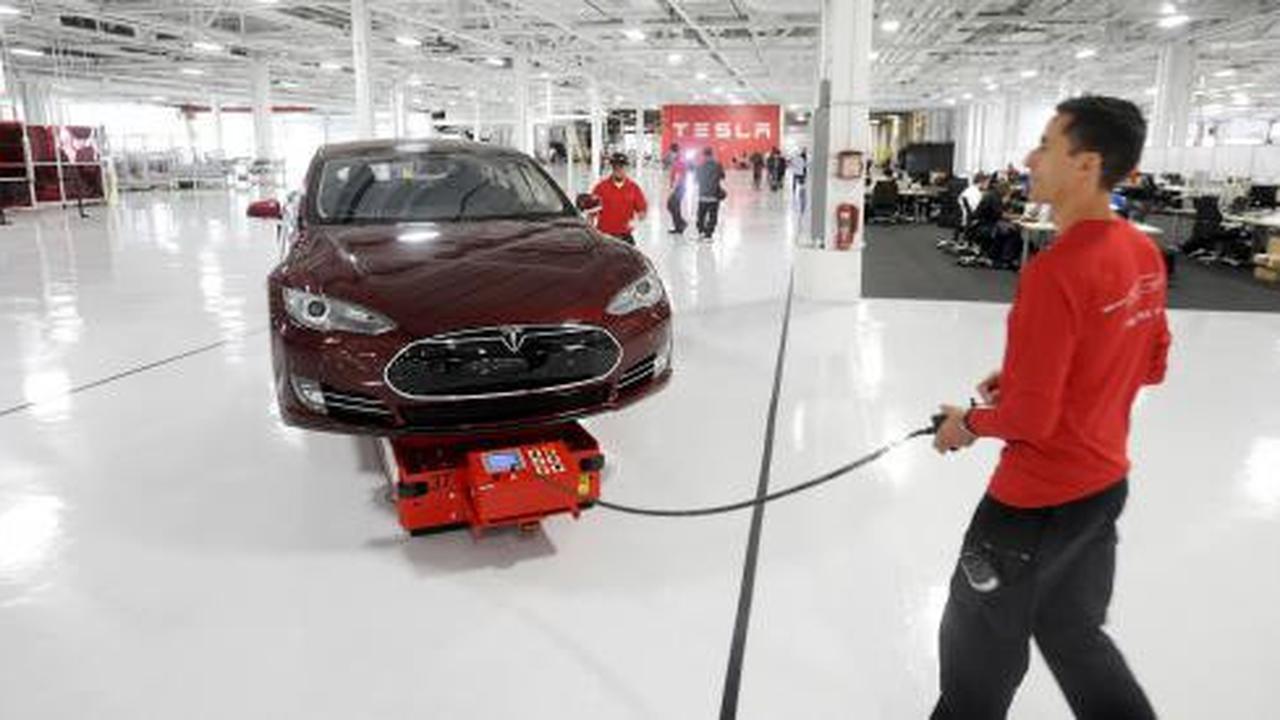 Tesla Model S, sedan sport tenaga listrik resmi dipasarkan.