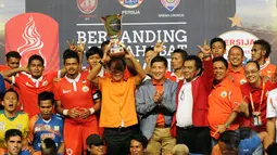 Mantan Gubernur DKI Jakarta, Sutiyoso mengangkat piala Trofeo Persija usai gelaran di Stadion GBK Jakarta, (11/1/2015). Persija Jakarta, Arema Cronus dan Sriwijaya FC menjadi juara bersama di Trofeo Persija. (Liputan6.com/Helmi Fithriansyah)