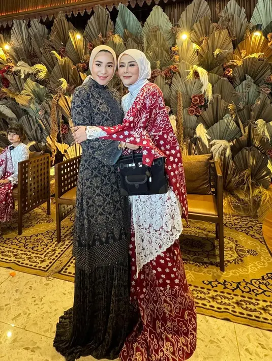 Istri Andre Taulany, Erin Taulany tampil elegan dibalut dress dengan detail motif songket nuansa bold. [@erintaulany]