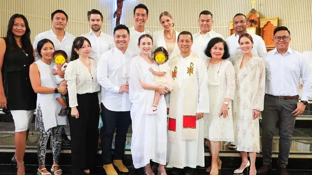 7 Potret Anak Rianti Cartwright Dibaptis, Kehadiran Cathy Sharon Curi Perhatian