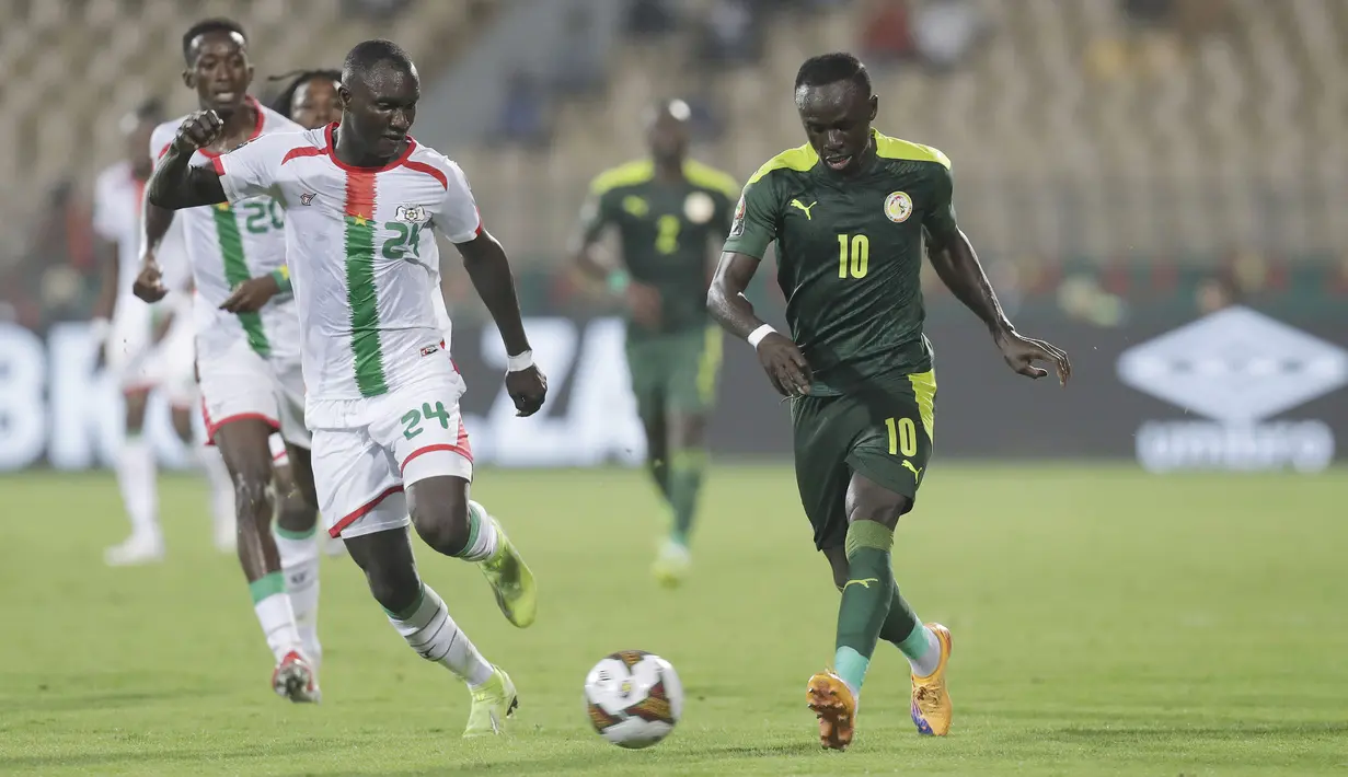 Keunggulan Senegal bertambah menjadi 2-0 pada menit ke-76 usai Sadio Mane (kanan) berhasil memanfaatkan kesalahan pemain lawan dan memberikan assist ke Idrissa Gueye. Namun, enam menit berselang, Burkina Faso berhasil memperkecil keunggulan lewat Ibrahim Blati Toure. (AP/Sunday Alamba)