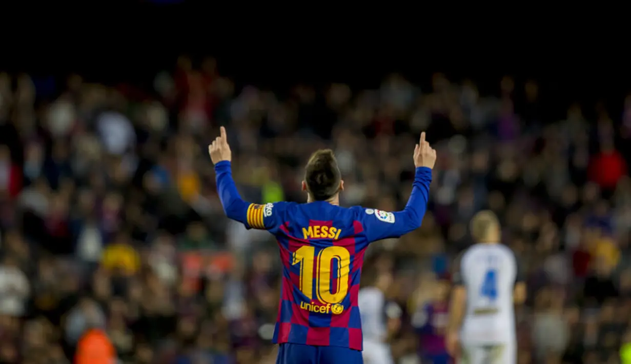 Striker Barcelona, Lionel Messi, melakukan selebrasi usai membobol gawang Deportivo Alaves pada laga La Liga 2019 di Stadion Camp Nou, Sabtu (21/12). Barcelona menang 4-1 atas Deportivo Alaves. (AP/Joan Monfort)