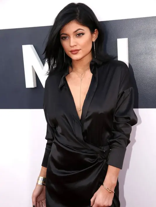 Rona bahagia dengan kehamilannya diungkapkan Kylie dengan membeli perlengkapan untuk anaknya yang diperkirakan akan lahir pada Februari 2018 mendatang. Bahkan ia juga rela mengeluarkan biaya yang tinggi untuk itu. (AFP/Christopher Polk)