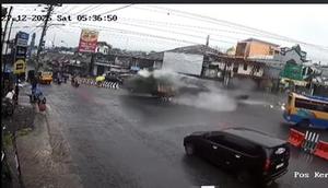 Truk Tronton Hantam Pemotor dan Tugu di Wonosobo (Tangkapan Layar CCTV)