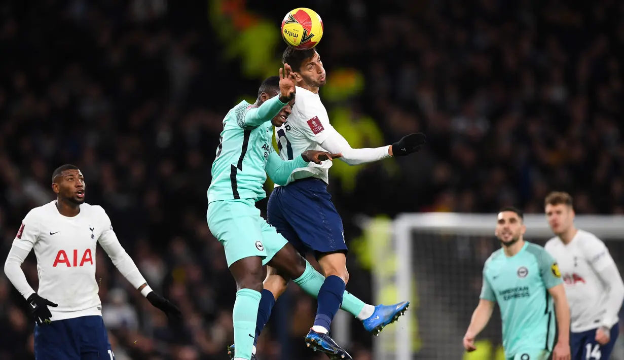 Rodrigo Bentancur (tengah) yang diproyeksikan sebagai jangkar juga menjalani laga perdananya bersama Tottenham saat melawan Brighton dalam pertandingan Piala FA. Tottenham membeli Bentancur dari Juventus pada Januari lalu seharga 19 juta Euro. (AFP/Daniel Leal)