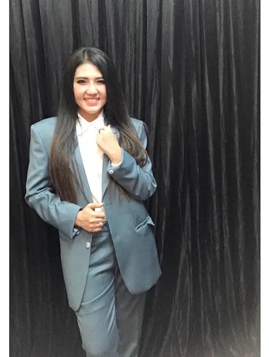 Dan belum lama ini, Via Vallen juga kece banget dengan penampilan maskulinnya. Ia tampil di acara ulang tahun salah satu televisi swasta dengan mengenakan setelan jas berwarna abu-abu dan kemeja putih. (Instagram/viavallen)