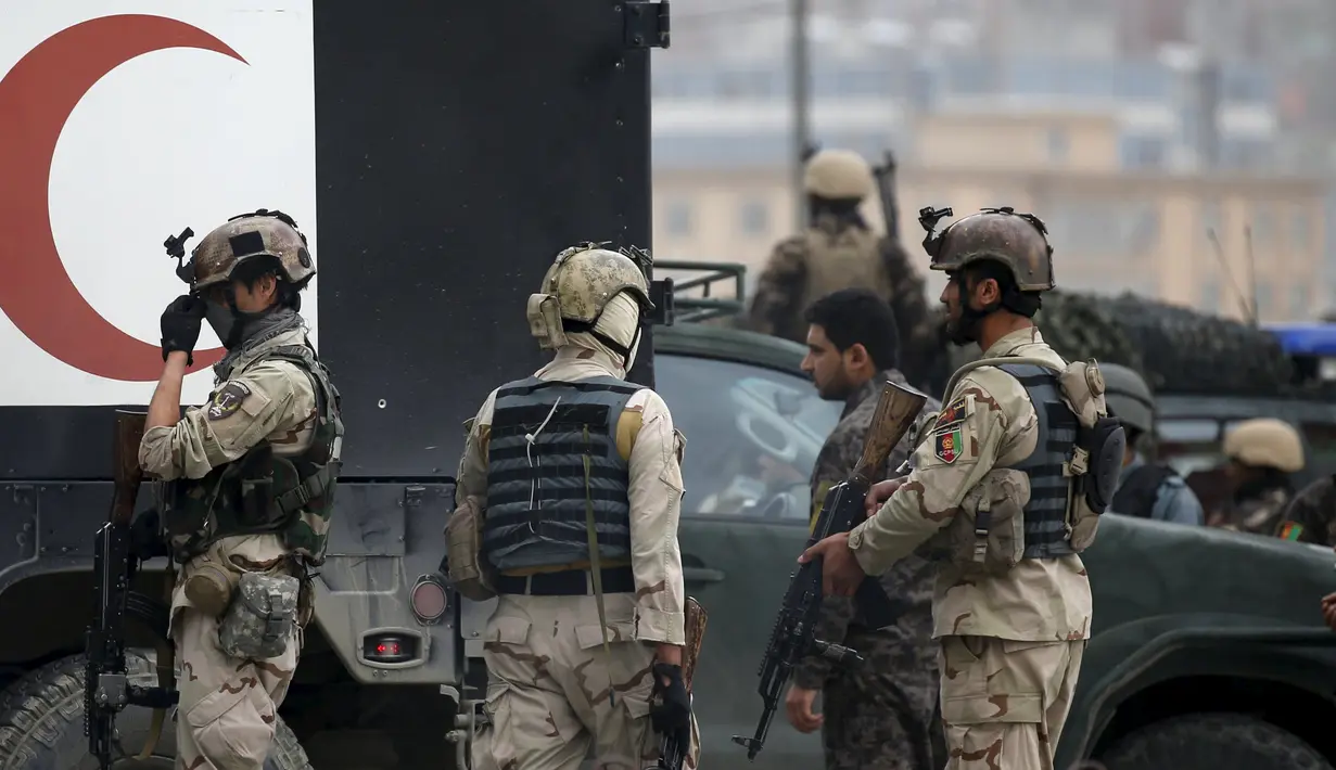 Anggota pasukan reaksi cepat Afghanistan dikerahkan ke lokasi ledakan di Kabul, Selasa (19/4). Suara ledakan terdengar dan mengguncang kaca jendela hingga radius beberapa mil. (REUTERS/Omar Sobhani)