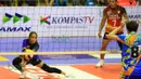 Pemain Jakarta Electrik PLN, Berllian Marsheilla mengembalikan bola saat melawan Jakarta PGN Popsivo pada laga perdana Proliga 2016 putaran pertama di GOR Ken Arok, Malang, Jumat (19/2/2016). (Bola.com/Nicklas Hanoatubun)