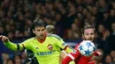 Gelandang MU, Juan Mata (kanan) berusaha merebut bola dari kawalan bek CSKA Moscow,  Georgy Shchennikov pada liga champions di stadion Old Trafford,Inggris (3/11). Manchester United menang atas CSKA Moscow dengan skor 1-0. (Reuters/Darren Staples)