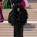 Gigi Hadid Tampil Nyaris Tak Dikenali di Balenciaga Haute Couture 2026