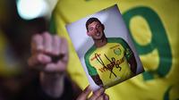 Mantan bintang FC Nantes, Emiliano Sala dikabarkan meninggal dunia usai pesawat yang ditumpanginya hilang dari kontak, selasa (22/1). Hal tersebut membuat pendukung FC Nantes larut dalam rasa duka. (AFP/Loic Venance)