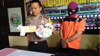 AKBP Ronny Suseno Kapolres Pelabuhan Tanjung Perak saat menunjukkan barang bukti dan tersangka pungli. (Suarasurabaya.net/Abidin)
