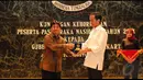 Jokowi mendapat cinderamata usai mengukuhkan Paskibraka di Balai Kota, Jakarta, Rabu (20/8/2014) (Liputan6.com/Andrian M Tunay)