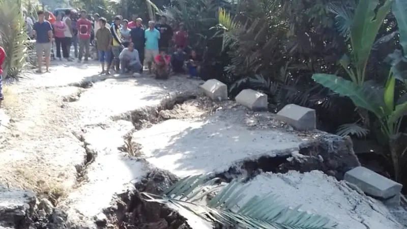 Jalan di Desa Limbangan, Banjarnegara ambles sepanjang 20 meter kedalaman 2 meter dan retak sepanjang 50 meter. (Foto: Liputan6.com/SRU RAPI BNA/Muhamad Ridlo)