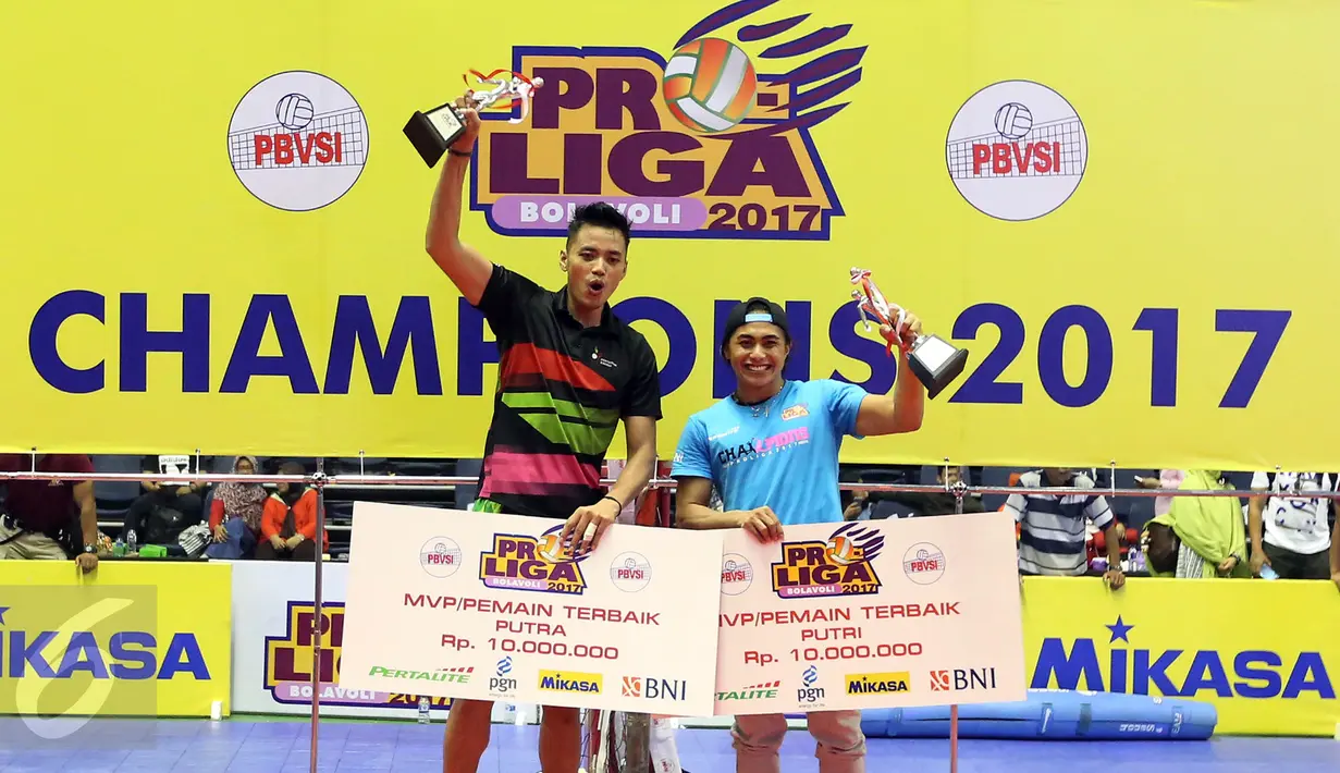 Pemain Jakarta Elektrik PLN, Aprilia Manganang (kanan) saat menerima penghargaan pemain terbaik putri pada Proliga 2017 di GOR Among Rogo, Yogyakarta (23/4). Jakarta Elektrik PLN keluar sebagai Juara Proliga 2017. (Liputan6.com/Johan Tallo)