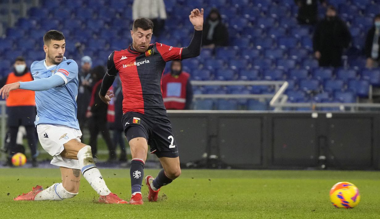 Gelandang Lazio Mattia mencetak gol ketiga untuk timnya ke gawang Genoa pada giornata ke-18 Liga Italia di Stadion Olimpico, Sabtu (18/12/2021) dini hari WIB. Lazio menang 3-1 atas tamunya Genoa. (AP Photo/Gregorio Borgia)