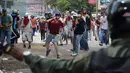 Demonstran saat bentrok dengan polisi antihuru-hara saat aksi unjuk rasa anti-Presiden Nicolas Maduro di San Cristobal, Venezuela, (26/10). Sekitar 120 orang terluka dan 147 demonstran lainnya ditangkap polisi. (REUTERS/Carlos Eduardo Ramirez)