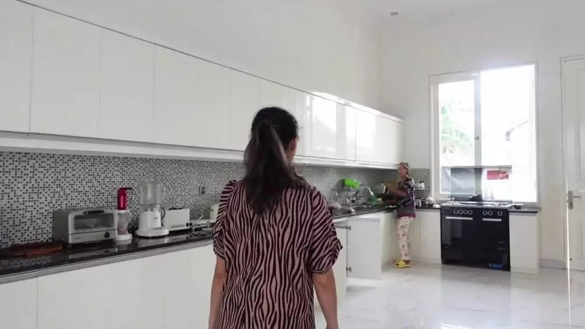 Della Puspita Vakum dari Dunia Entertainment, Cek Kondisi Dapur Mewahnya yang Elegan dan Luas